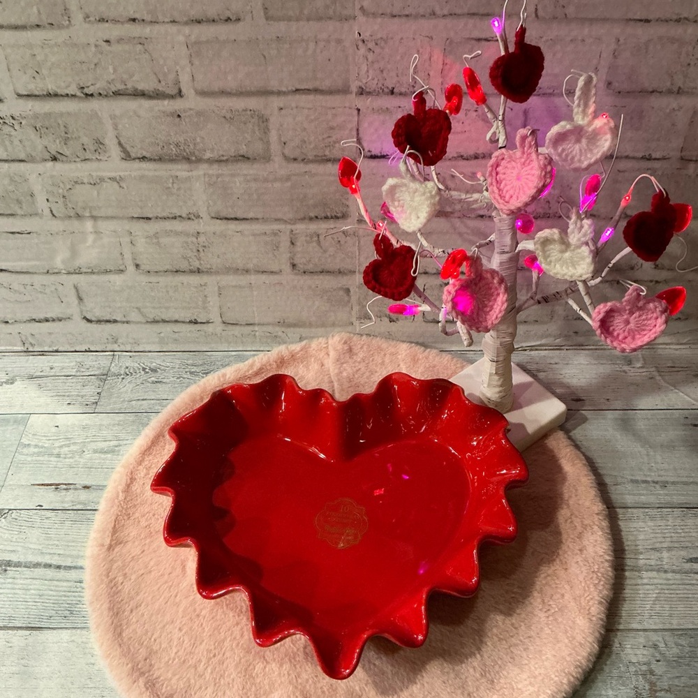 10 Strawberry Street Scalloped Ceramic Heart Baker